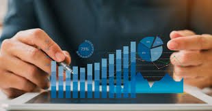 Visão geral sobre como decisões financeiras mal planejadas afetam o orçamento doméstico e como a identificação desses padrões contribui para escolhas mais conscientes.
