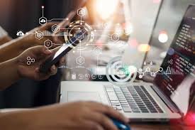 Os algoritmos utilizados por plataformas digitais analisam padrões de comportamento, histórico de navegação e interações para organizar e priorizar quais informações aparecem para cada usuário, influenciando de forma contínua o acesso a notícias, vídeos e publicações sem que esse processo seja plenamente percebido.