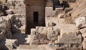 Arqueólogos trabalhando na escavação de uma estrutura subterrânea antiga, utilizando métodos técnicos para preservar o sítio histórico.