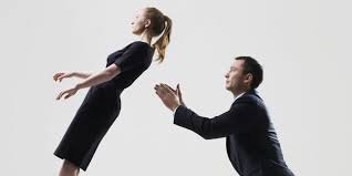 Embora o cérebro seja capaz de decidir rapidamente se confia em alguém, essas avaliações iniciais não são definitivas. Pesquisas apontam que vieses culturais, contexto social e falta de informação podem distorcer percepções, exigindo análises mais profundas ao longo do tempo.