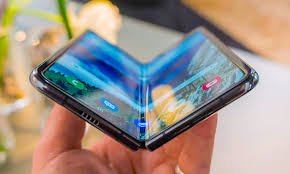 Representação conceitual do celular como principal computador pessoal, destacando o uso do smartphone para acesso à internet, serviços digitais, comunicação e atividades cotidianas da população.