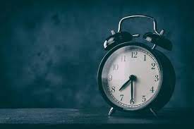 Ilustração conceitual mostra como pequenas alterações na qualidade e na duração do sono afetam rapidamente processos fisiológicos e cognitivos, como atenção, regulação hormonal, memória e resposta ao estresse, mesmo em poucos dias.