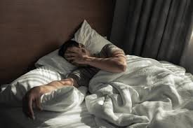 O cérebro e o corpo trabalham em conjunto: quando estamos sob estresse constante, sistemas fisiológicos importantes são afetados. Dor nas costas, pescoço, articulações e até problemas digestivos podem surgir, revelando como a saúde emocional interfere diretamente na sensação física de desconforto.