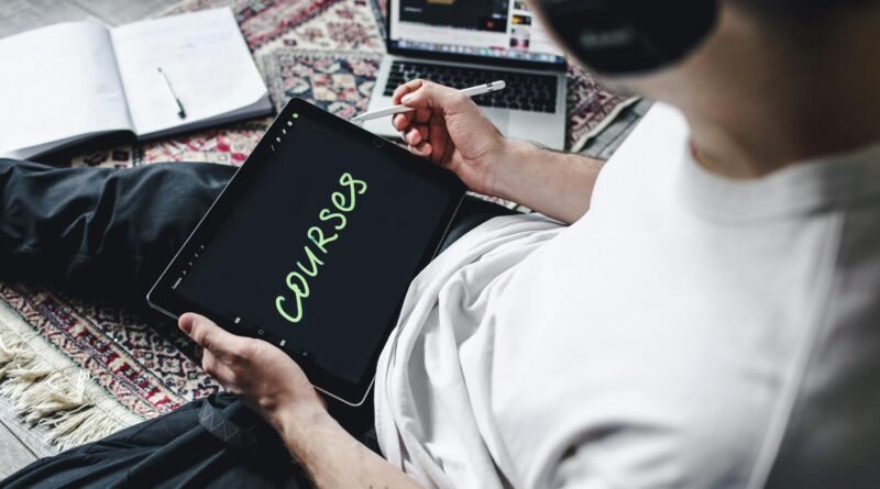 Avanço da educação digital no Brasil promove mudanças nos métodos de ensino, com maior uso de plataformas online, recursos interativos e modelos híbridos em diferentes níveis educacionais.