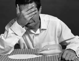 Composição visual que retrata a relação entre comunicação popular e patrimônio cultural, destacando a influência das expressões informais na construção histórica e social de diferentes comunidades.