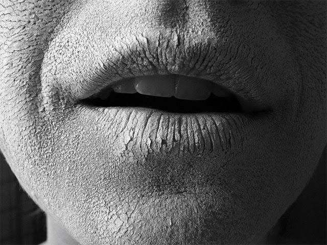 Conteúdo explicativo sobre a relação entre consumo diário de água e o metabolismo, abordando como a hidratação adequada participa de reações químicas, transporte de nutrientes e eliminação de resíduos no corpo.