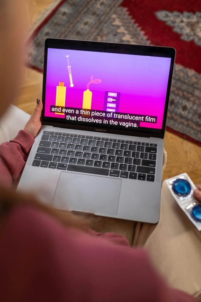 Instituições de ensino, governos e empresas de tecnologia atuam na expansão da educação digital no Brasil, desenvolvendo soluções para modernizar o sistema educacional.