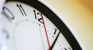 A percepção acelerada do tempo com o avanço da idade é analisada por diferentes áreas da ciência, incluindo psicologia, neurociência e estudos sobre comportamento humano.