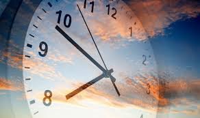 A ciência investiga como mudanças neurológicas, cognitivas e sensoriais ao longo da vida influenciam a forma como o cérebro humano percebe a passagem do tempo.