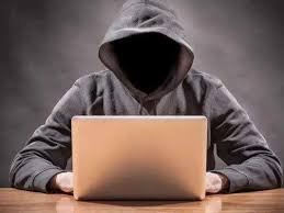 Representação do consumo moderno de notícias, destacando a necessidade de análise crítica, verificação de fontes e contextualização para diferenciar fatos de conteúdos imprecisos.