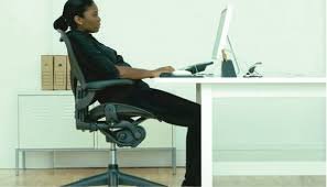 Representação genérica do comportamento sedentário cotidiano e de como longos períodos sentados influenciam diferentes sistemas do organismo ao longo do dia.