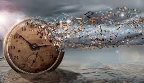 Pesquisas em psicologia mostram que a repetição de rotinas e a redução de experiências novas podem influenciar a sensação de que o tempo passa mais rápido na vida adulta.