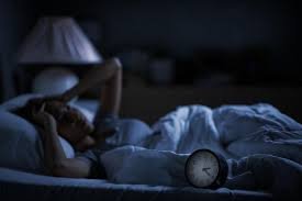 Representação informativa destaca a relação entre sono, cérebro e corpo, explicando como variações no descanso noturno influenciam energia, humor, desempenho mental e equilíbrio metabólico em curto prazo.