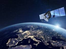 Infraestrutura de satélites em órbita da Terra representando a base tecnológica que sustenta comunicações, navegação, monitoramento ambiental e serviços digitais essenciais à sociedade moderna.