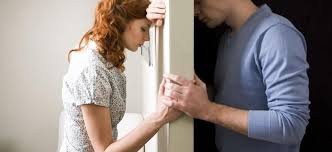 A confiança interpessoal é formada em poucos segundos a partir de processos cerebrais automáticos que analisam expressões faciais, postura, tom de voz e coerência comportamental. A ciência explica que essas avaliações rápidas ajudam o cérebro a reduzir incertezas sociais, embora não garantam julgamentos precisos.