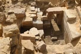 Vista interna de um templo subterrâneo datado de aproximadamente 4.500 anos, identificado por arqueólogos durante escavações científicas.