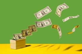 Reportagem contextualiza como a perda de valor do dinheiro influencia reajustes salariais, preços de produtos e contratos financeiros, mostrando por que economistas consideram a inflação um fator central no planejamento econômico de governos e empresas.