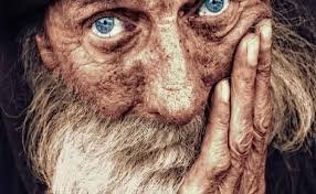 Pesquisas em biologia e saúde mostram que o envelhecimento não surge de forma repentina na velhice, mas se desenvolve de maneira progressiva ao longo da vida adulta, com alterações naturais no funcionamento do organismo.