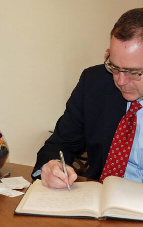 Estatísticas de cartórios indicam diferenças entre o nome mais usado na população total e os mais registrados em um único ano, evidenciando mudanças culturais ao longo do tempo.