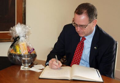 Estatísticas de cartórios indicam diferenças entre o nome mais usado na população total e os mais registrados em um único ano, evidenciando mudanças culturais ao longo do tempo.