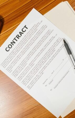 A matéria esclarece que a contratação noticiada envolve o Vasco-AC, do Acre, e explica como a omissão do estado em manchetes e posts cria confusão com o Vasco da Gama (RJ), alterando o entendimento do público sobre o fato.