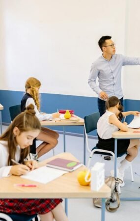 A checagem do tema exige identificar se a notícia trata de feriado nacional, estadual ou municipal, já que cada um tem alcance diferente e pode afetar escolas de forma localizada, com rotinas distintas entre redes públicas e privadas.