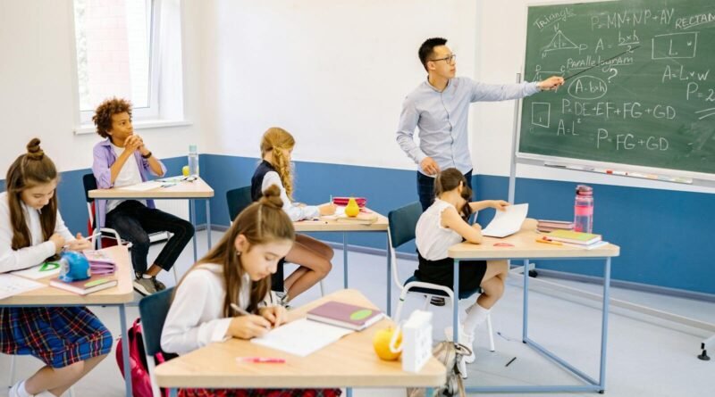 A checagem do tema exige identificar se a notícia trata de feriado nacional, estadual ou municipal, já que cada um tem alcance diferente e pode afetar escolas de forma localizada, com rotinas distintas entre redes públicas e privadas.