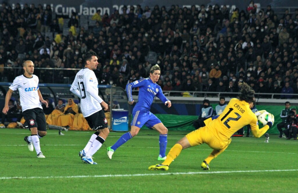 O texto contextualiza a assinatura de contrato e a regularização do atleta para atuar oficialmente, mostrando que a confirmação costuma depender de registros e informações verificáveis, e não apenas de publicações resumidas em redes sociais.