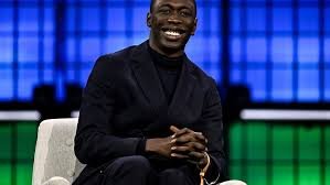 Conteúdo jornalístico explica como a negociação empresarial envolvendo Khaby Lame reflete mudanças na indústria da influência digital, com foco em monetização, tecnologia e profissionalização do entretenimento online.