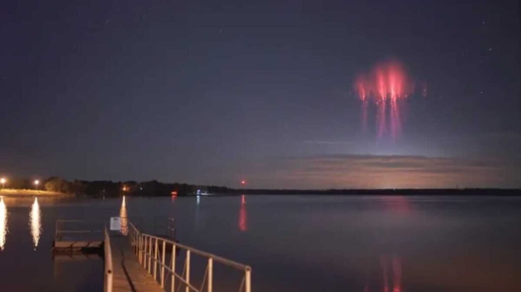 Explicação geral sobre o fenômeno atmosférico conhecido como duendes vermelhos, descargas elétricas luminosas que ocorrem acima de grandes tempestades e são registradas por equipamentos ópticos sensíveis.