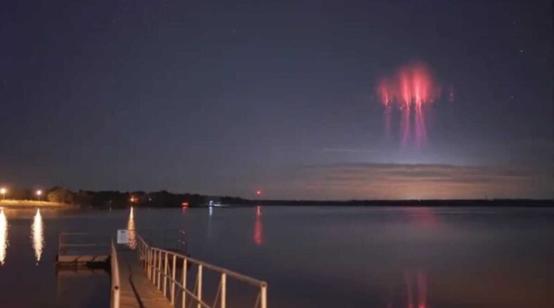 Explicação geral sobre o fenômeno atmosférico conhecido como duendes vermelhos, descargas elétricas luminosas que ocorrem acima de grandes tempestades e são registradas por equipamentos ópticos sensíveis.