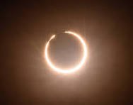 Texto alternativo: Visão informativa sobre o alinhamento entre Sol, Terra e Lua que gera o eclipse anular e as condições necessárias para observação segura.