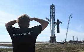 Texto explicativo sobre a mudança de prioridade da SpaceX para projetos lunares.