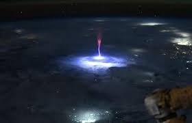 Texto conceitual sobre registros científicos de sprites vermelhos em regiões de tempestade, destacando sua natureza elétrica e sua ocorrência na atmosfera superior.