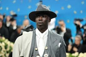 Notícia aborda a venda da empresa ligada a Khaby Lame e explica como influenciadores digitais passam a operar como marcas empresariais, envolvendo licenciamento, tecnologia e expansão global no mercado de conteúdo online.