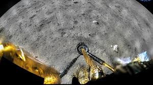 Texto explicativo sobre descoberta científica realizada no lado oculto da Lua.