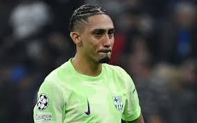 Texto explicativo sobre o afastamento temporário de Raphinha por lesão muscular leve e o processo de recuperação adotado pelo Barcelona.