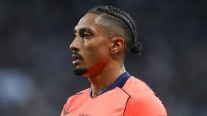 Explicação ampla sobre como clubes de futebol gerenciam lesões de curta duração em jogadores do elenco principal.