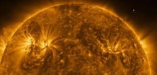 Descrição ampla do monitoramento científico da atividade solar realizado por agências espaciais após uma grande erupção.