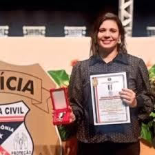 Descrição geral do caso de violência em ambiente universitário e da resposta das autoridades.