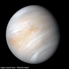 Explicação científica sobre a rotação lenta de Vênus e como isso faz com que um dia no planeta seja mais longo que seu próprio ano.